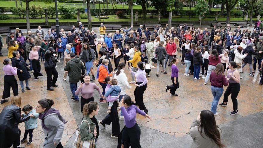 Bailando bajo la lluvia en el paseo del Bombé