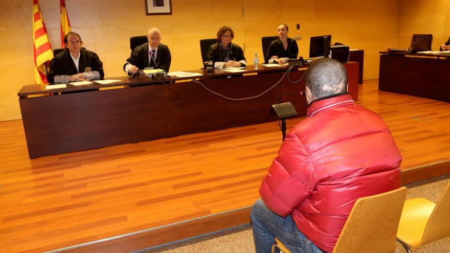 L&#039;acusat, d&#039;esquenes, aquest 30 de gener del 2019 davant el tribunal de la Secció Quarta de l&#039;Audiència de Girona.