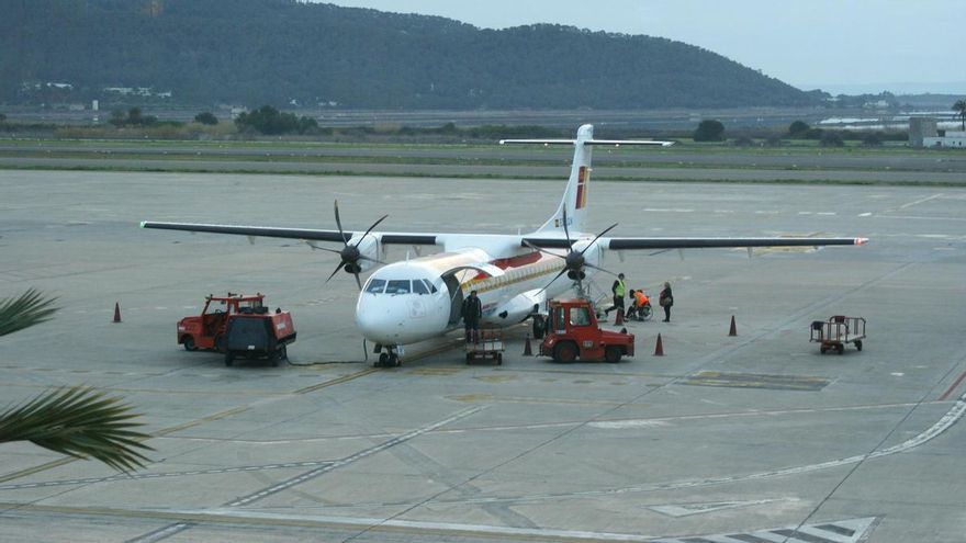 Varios pasajeros de Ibiza se quedan &quot;tirados&quot; en Palma más de 24 horas tras cancelarse dos vuelos interislas