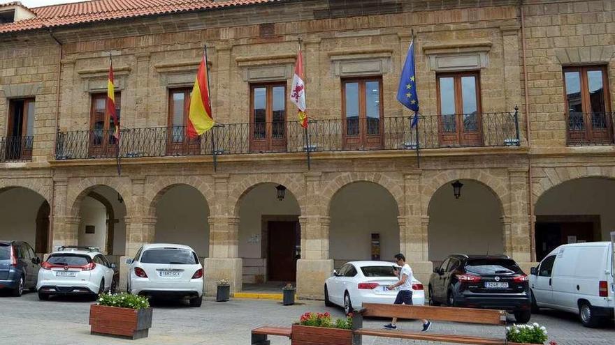 Edificio consistorial de la Plaza Mayor de Benavente.