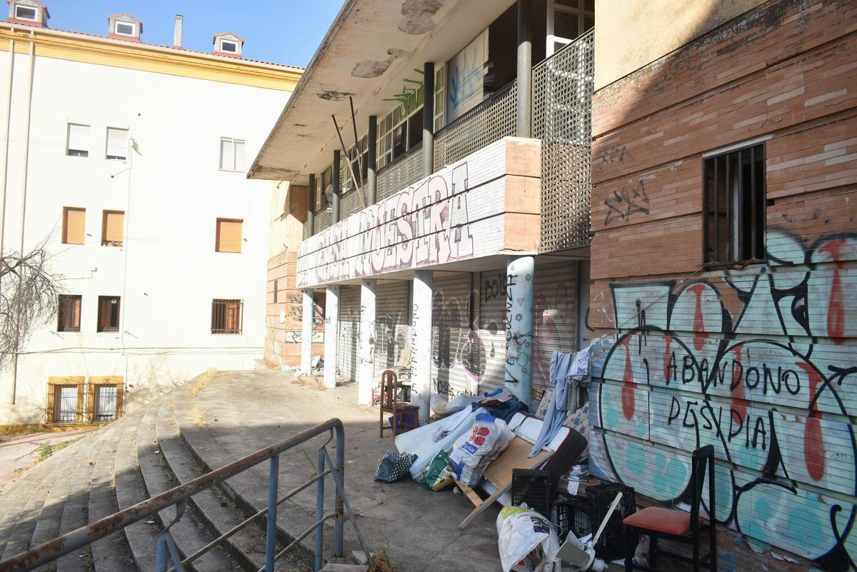 Galería | Así se encuentra el edificio abandonado de Antonio Reyes Huertas en Cáceres