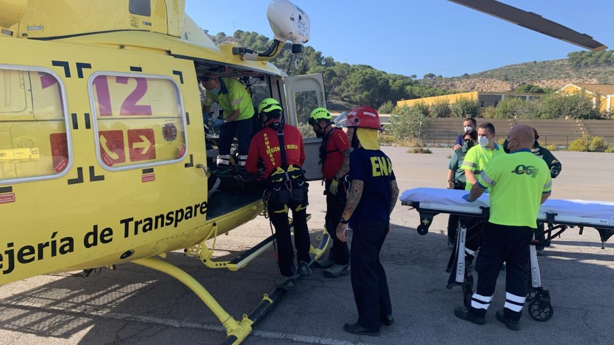 Un momento del traslado del accidentado.