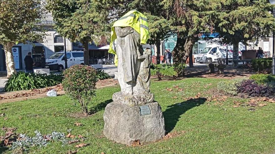 Las estatuas, en Cangas, aguantan de todo.  | FDV