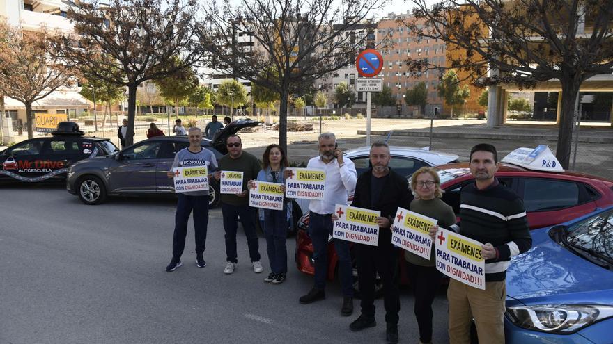 Las autoescuelas vuelven a concentrarse por el &quot;grave problema&quot; de falta de personal