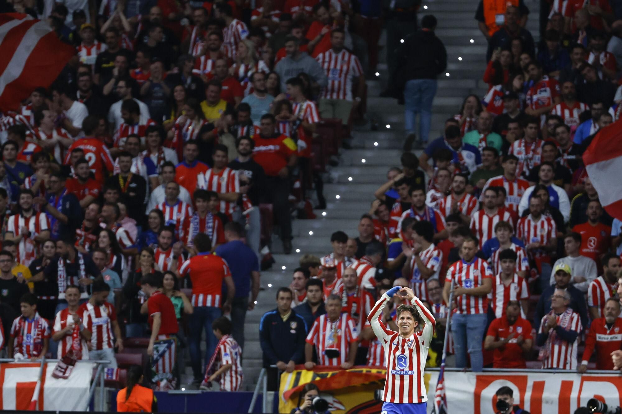 MADRID, 30/09/2025.- El delantero del Atlético de Madrid Giuliano Simeone celebra tras anotar el 4-1 durante el partido de Liga de Campeones que Atlético de Madrid  y Eintracht de Fránkfurt disputan este martes en el estadio Metropolitano, en Madrid. EFE/ Juanjo Martín