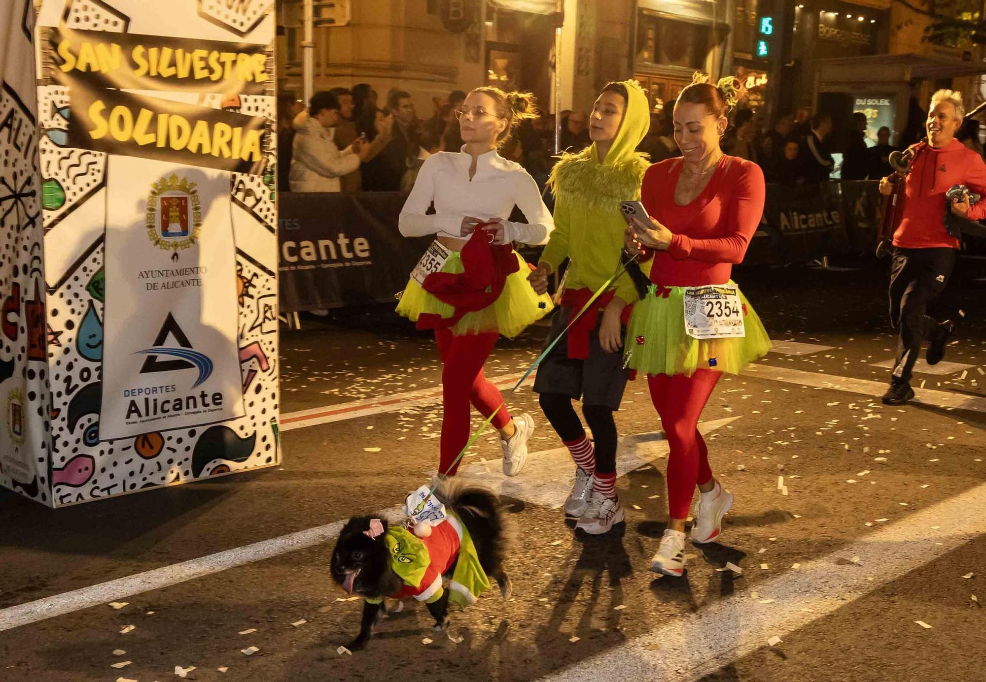 La San Silvestre de Alicante llena de colorido la ciudad