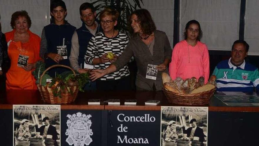 Carmen Fernández, Maricarmen Trigo (con su nieta), Raúl Rúa, Damián de Sá, Coral Ríos, Susa Rúa y Carlos Rodríguez, ayer en el concello. // G.N.