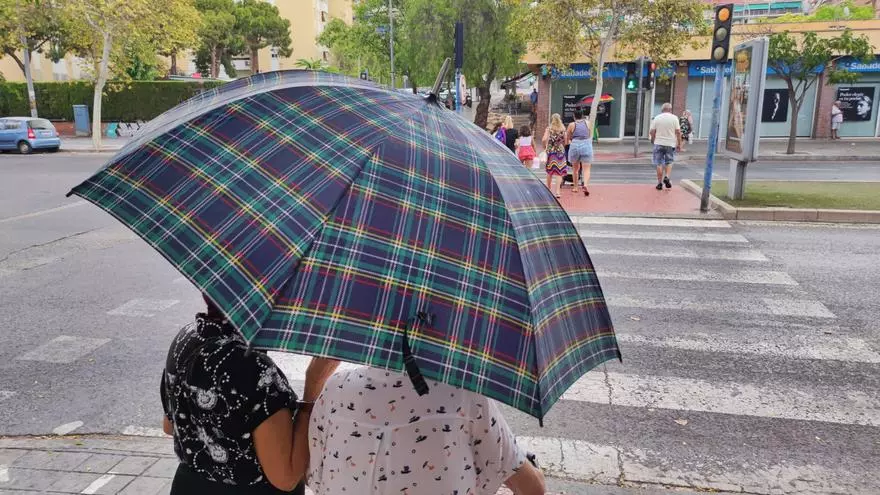 La lluvia hace acto de presencia de forma tímida en el barrio de San Blas de Alicante