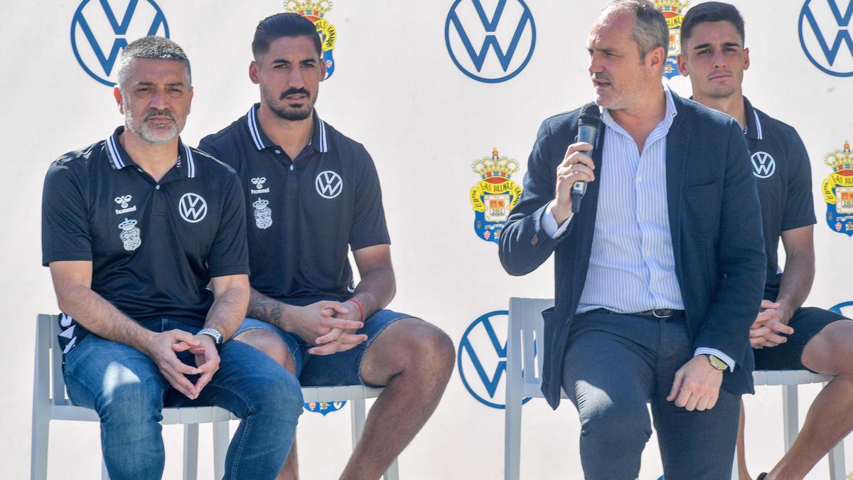 Luis Helguera, ayer, con García Pimienta, Valles y Sergi Cardona, durante el acto promocional de Domingo Alonso y Volkswagen.