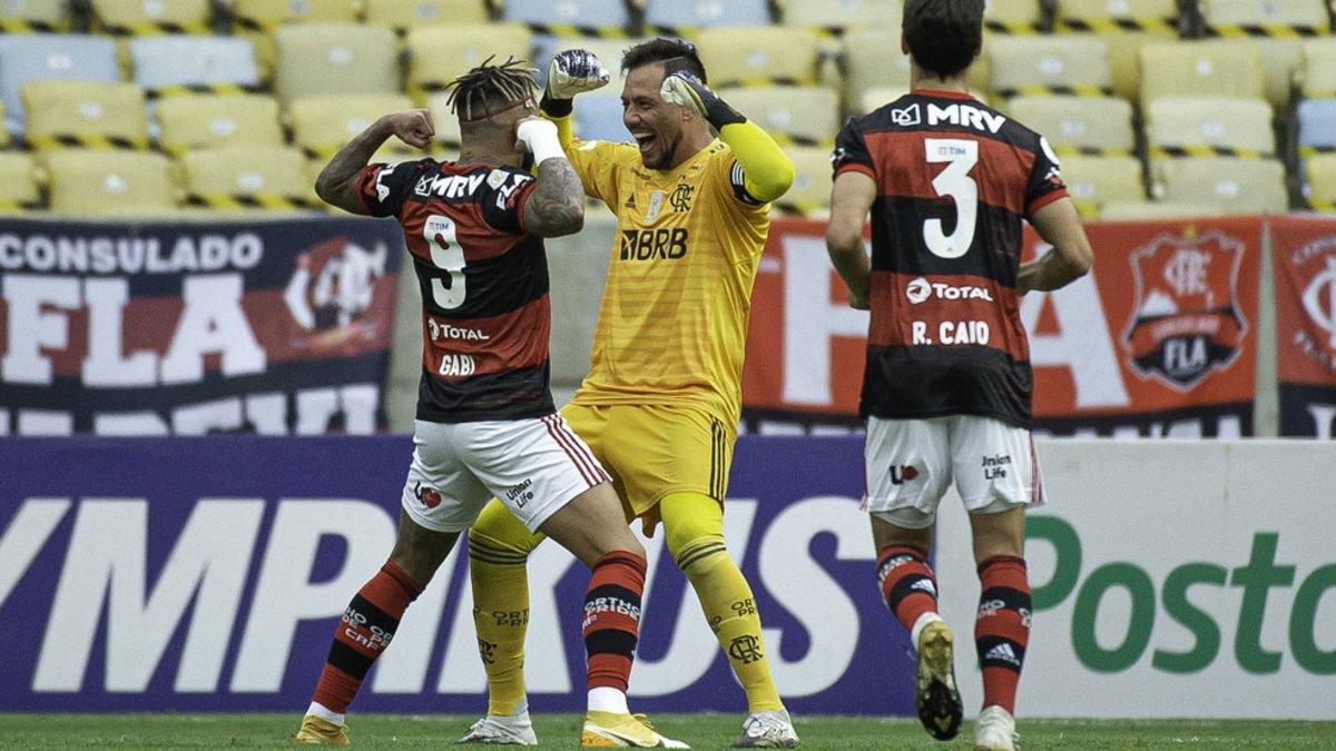 Diego Alves celebra con Gabigol uno de los goles del Flamengo contra el Santos