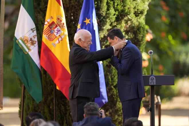Moreno defiende el pacto con Vox en una toma de posesión de perfil bajo: "La vía andaluza es el sí al acuerdo y siempre ha sido contraria a los cordones sanitarios"