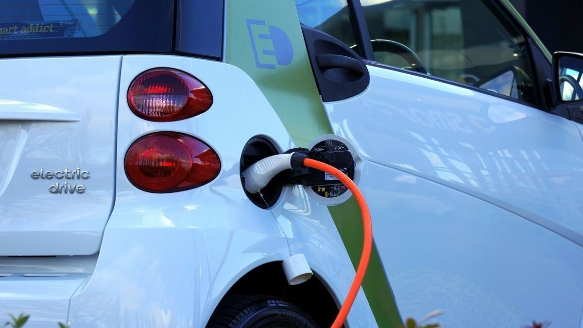 Un coche eléctrico en un punto de recarga.