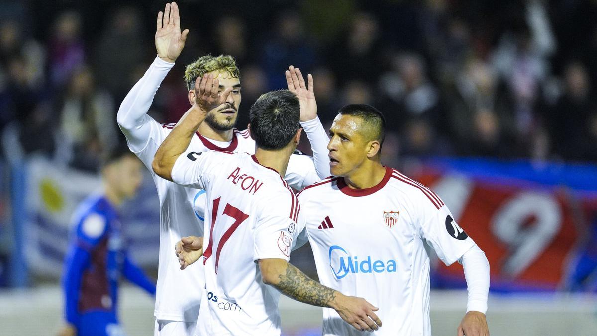 Alfon González, del Sevilla FC, celebra un gol durante el partido de fútbol de la segunda ronda de la Copa del Rey disputado entre el CD Extremadura 1924 y el Sevilla FC en el estadio Francisco de la Hera.