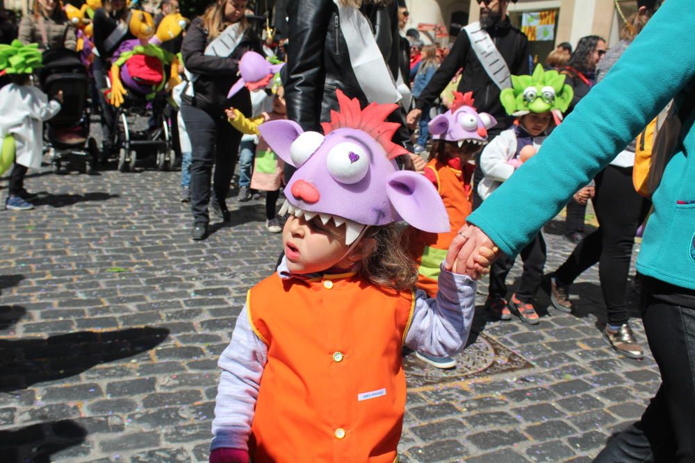 La rua escolar de la Santa Creu torna a enlluernar