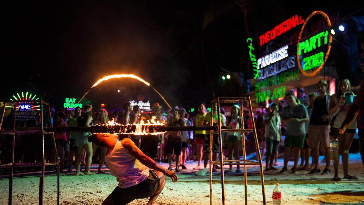 La Full Moon Party, es la ‘beach party’ más famosa del mundo y suele reunir entre 10.000 y 30.000 personas