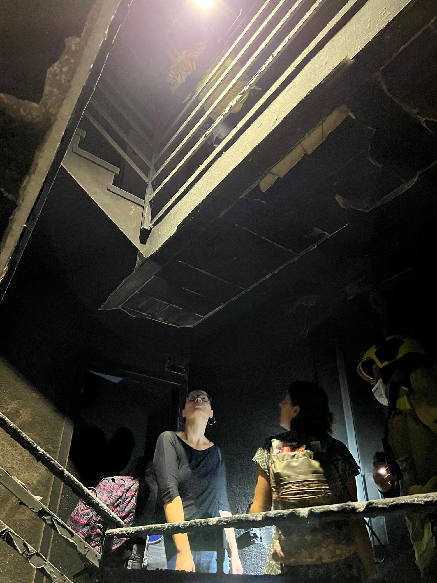 Un incendi en un quadre elèctric afecta un bloc de pisos al Carrer Súria