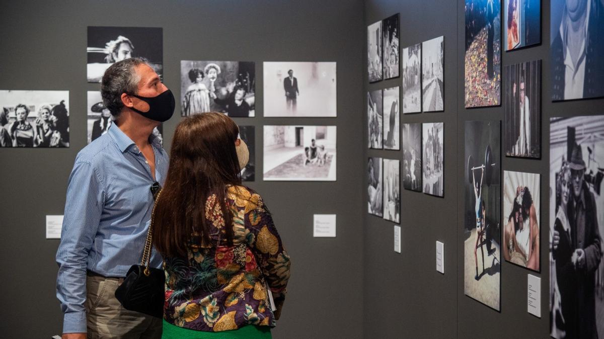 Una pareja observa el espacio dedicado a las fotografías de sus rodajes.