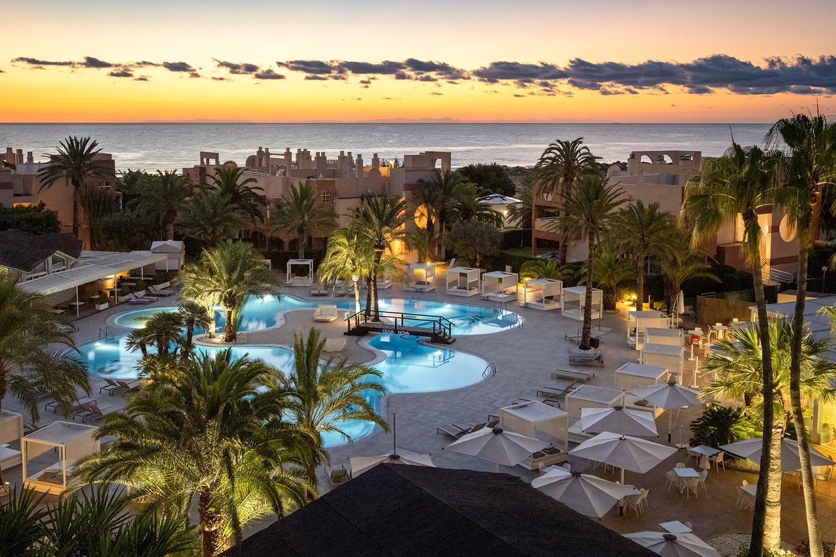 Oliva Nova Beach &amp; Golf Hotel está situado a primera línea de playa.