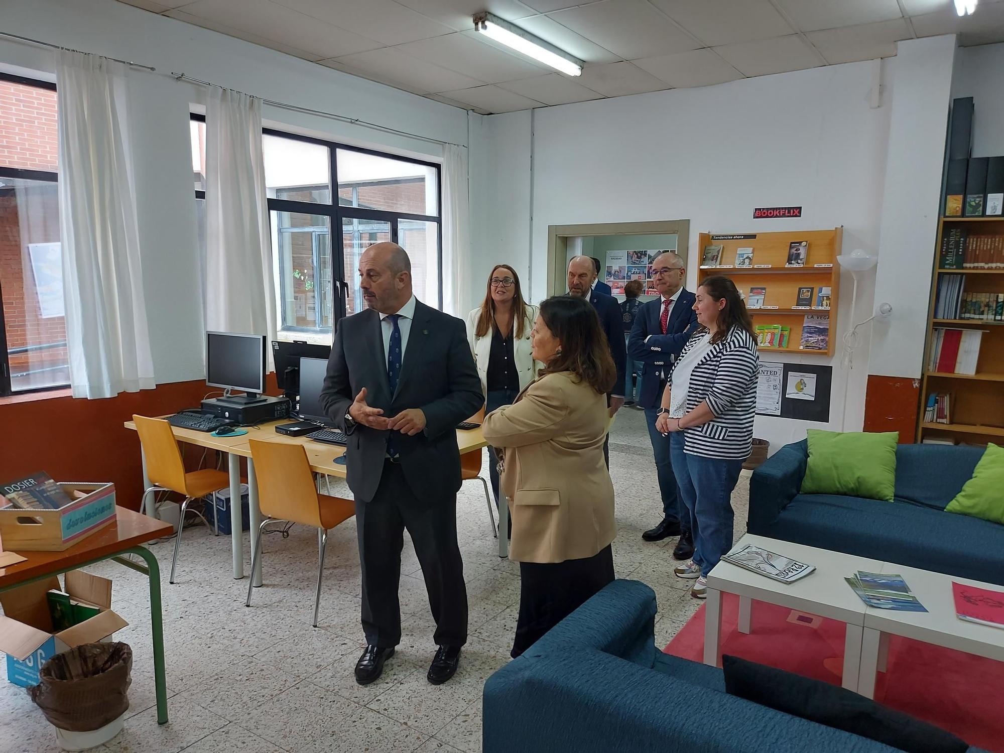 En imágenes: La visita del presidente del Senado a Vegadeo