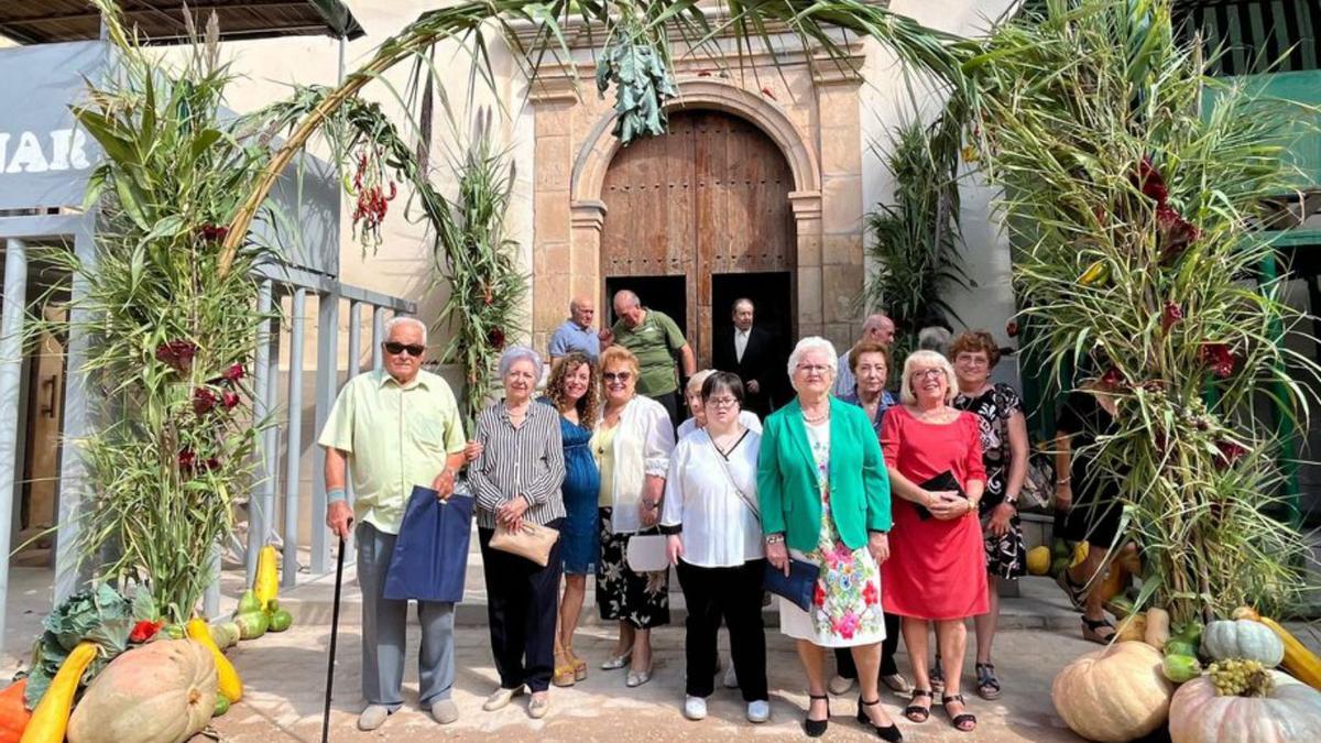 Los vecinos depositaron calabazas y verduras ante la puerta de la iglesia.  | HÉCTOR GOZALBO