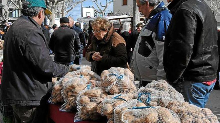 Venda de patates d&#039;Odèn en una parada a la plaça del Camp