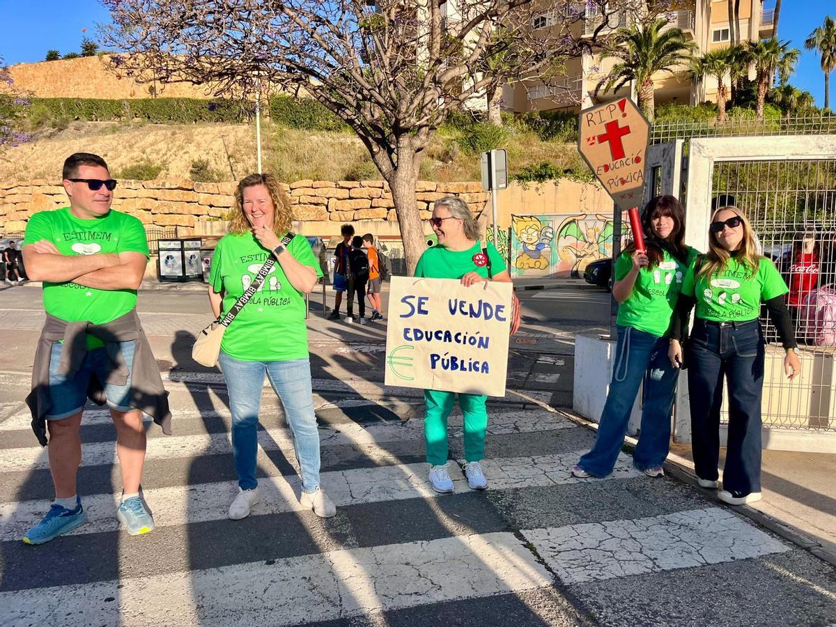Profesores durante las protestas ante los centros en Benidorm.