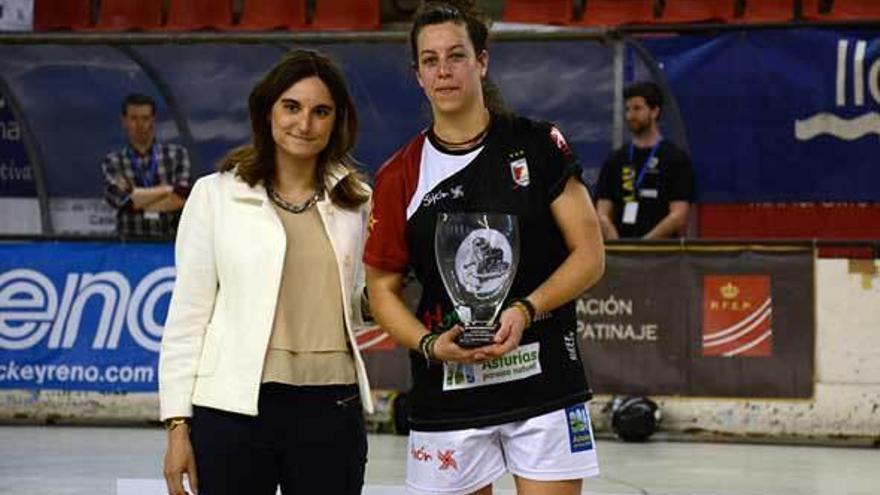 Las jugadoras del Hostelcur Gijón festejan sobre la cancha, en Lloret de Mar, el título de la Copa de la Reina.