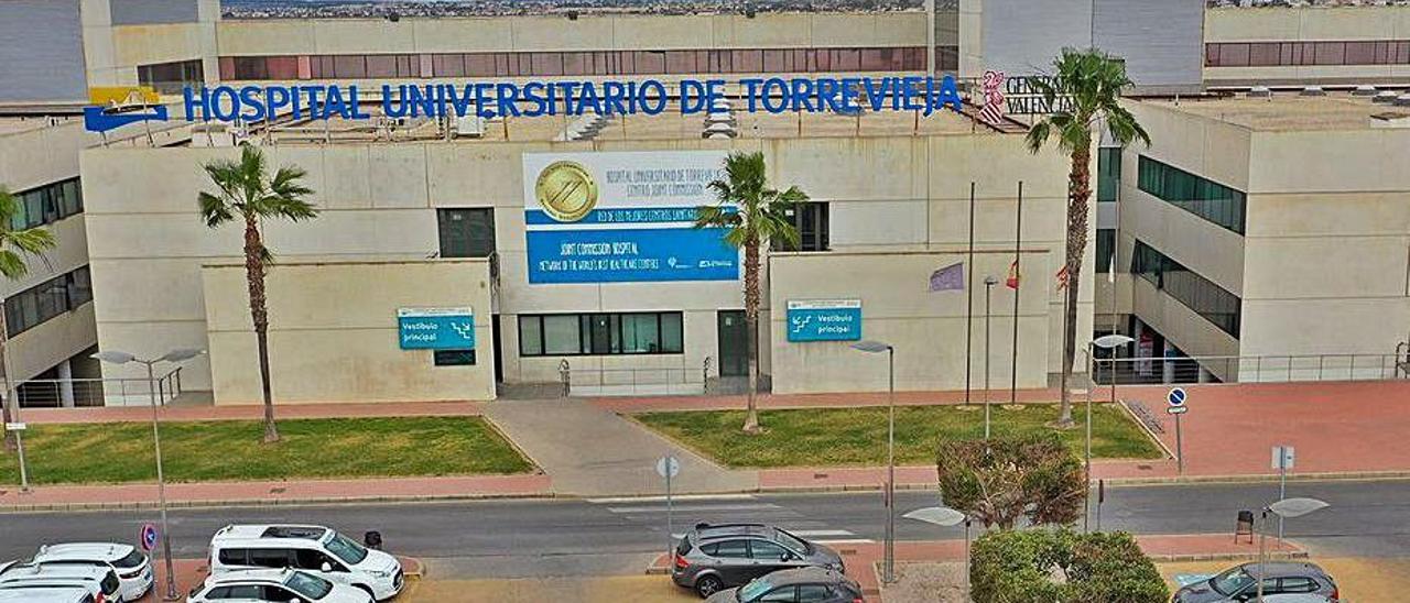 Fachada principal del Hospital de Torrevieja. | TONY SEVILLA
