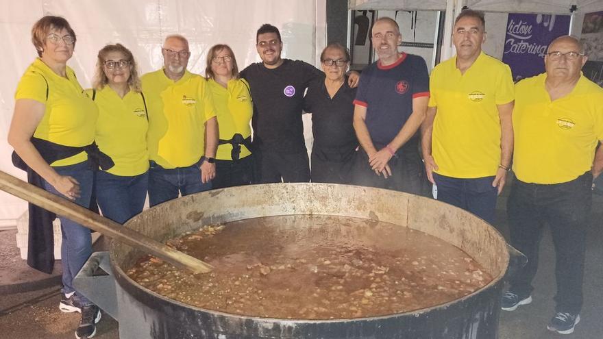 El alcalde Alós y miembros de la comisión, con el caldero para la cena.