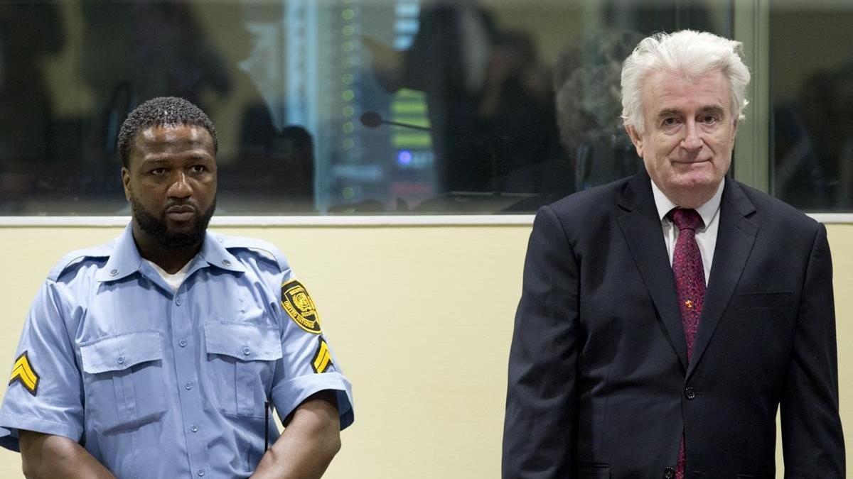 Karadzic escucha la sentencia del tribunal de La Haya.
