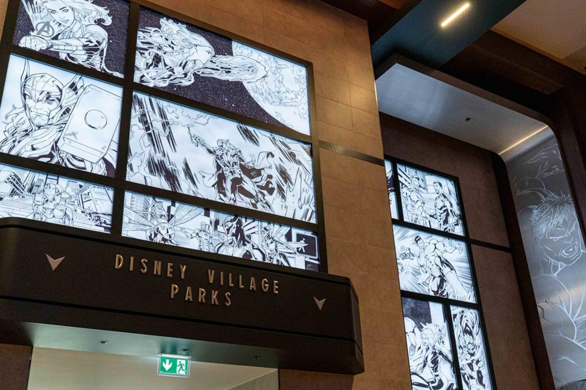 Detalle del lobby con los dibujos de Carlos Gómez.