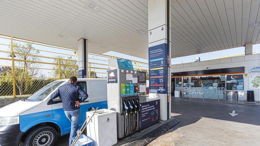 Los combustibles se alejan del umbral de los 2 euros tras la bajada de impuestos: el litro del diésel se reduce 24 céntimos en la provincia de Pontevedra