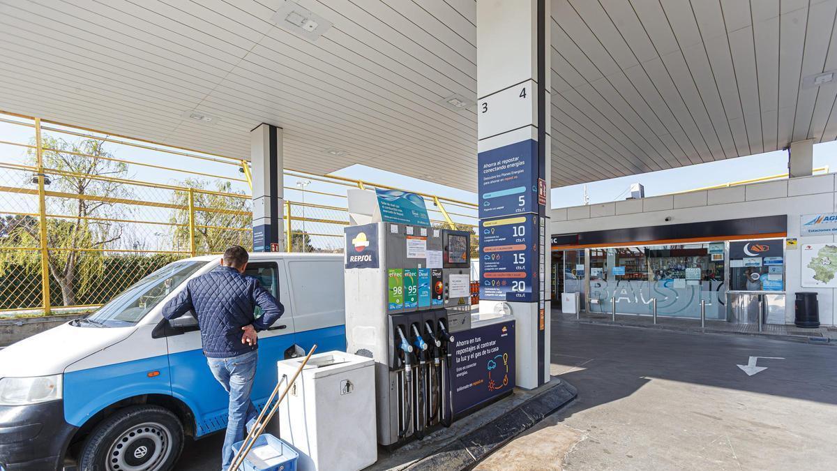 Vista exterior de una gasolinera Repsol. / JAVIER BELVER