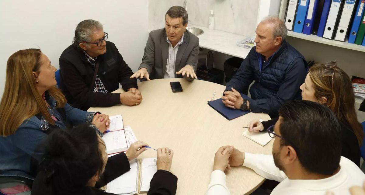 MArciano Gómez reunido con Alfredo Muñoz y Mónica Suárez en el centro de saludd e la Coma cuando anunció su reapertura.