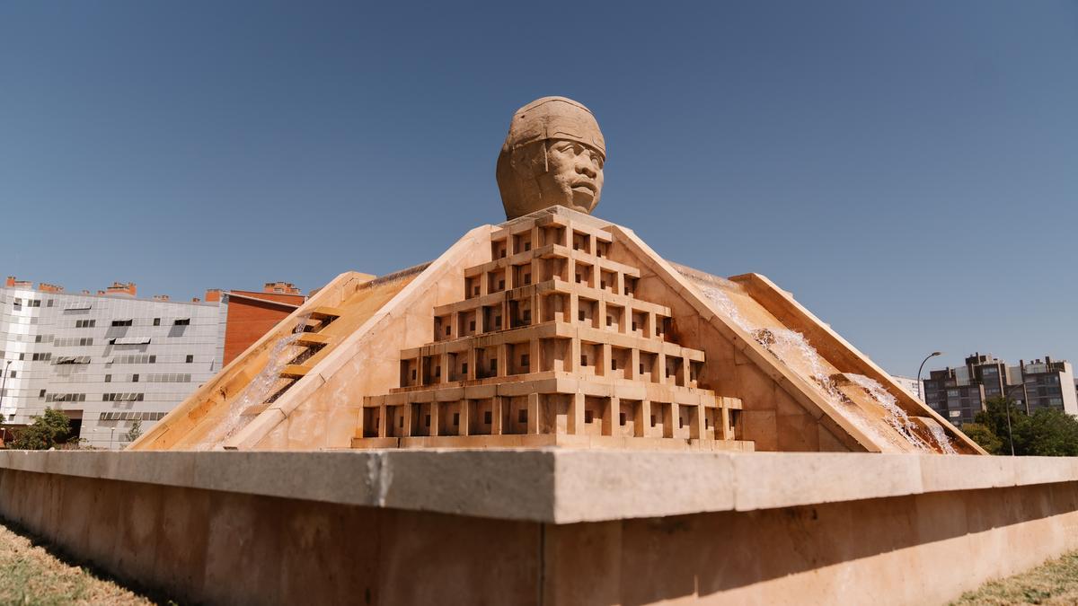 Pirámide con una cabeza olmeca en una rotonda de Ensanche de Vallecas.