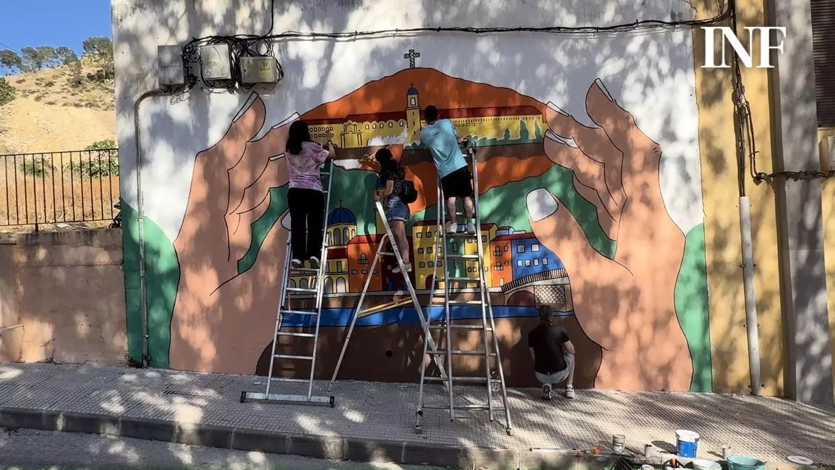El pueblo de Alicante que tiene un museo al aire libre: 260 pinturas y una ruta por los murales de Miguel Hernández