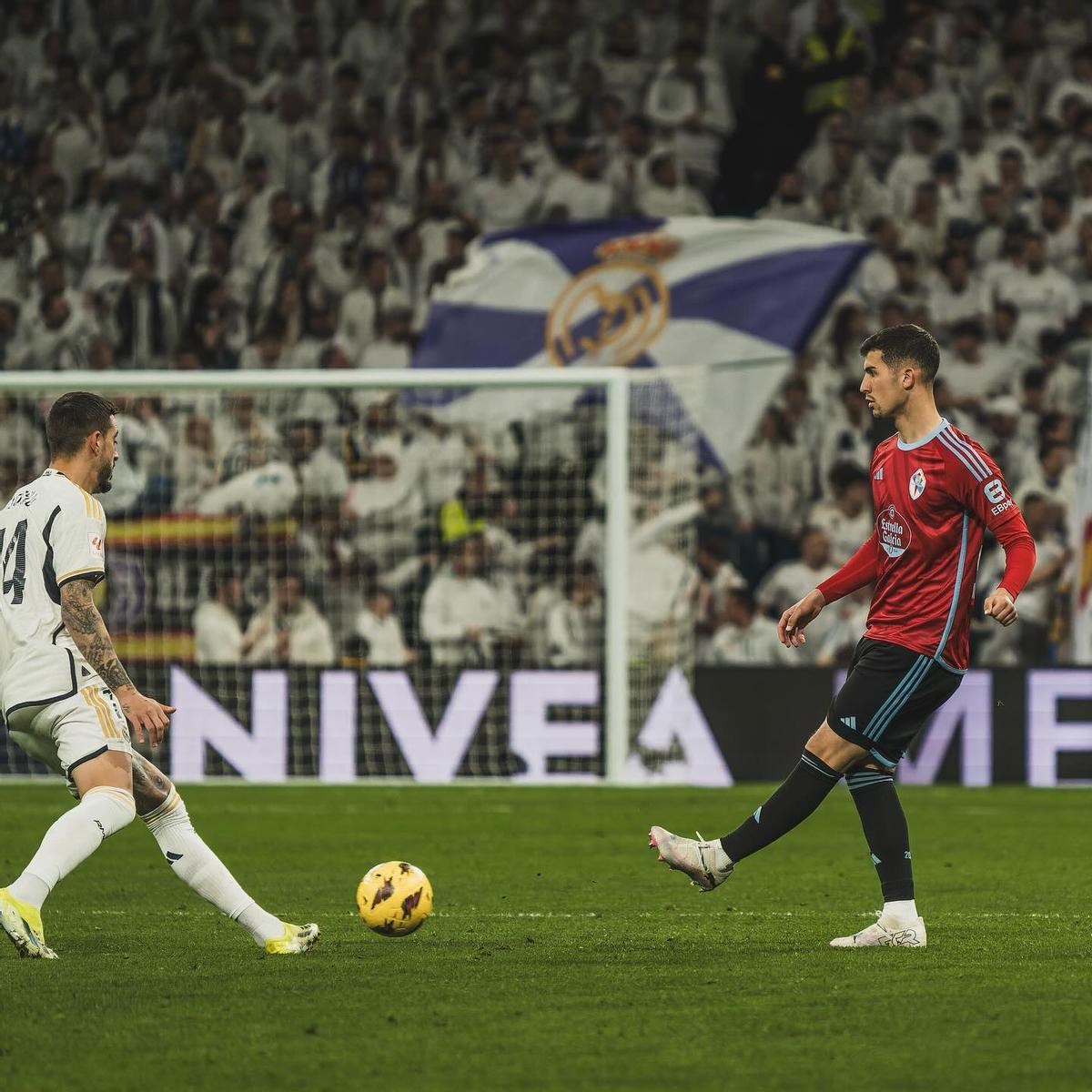 Carlos Domínguez jugando un partido contra el Madrid