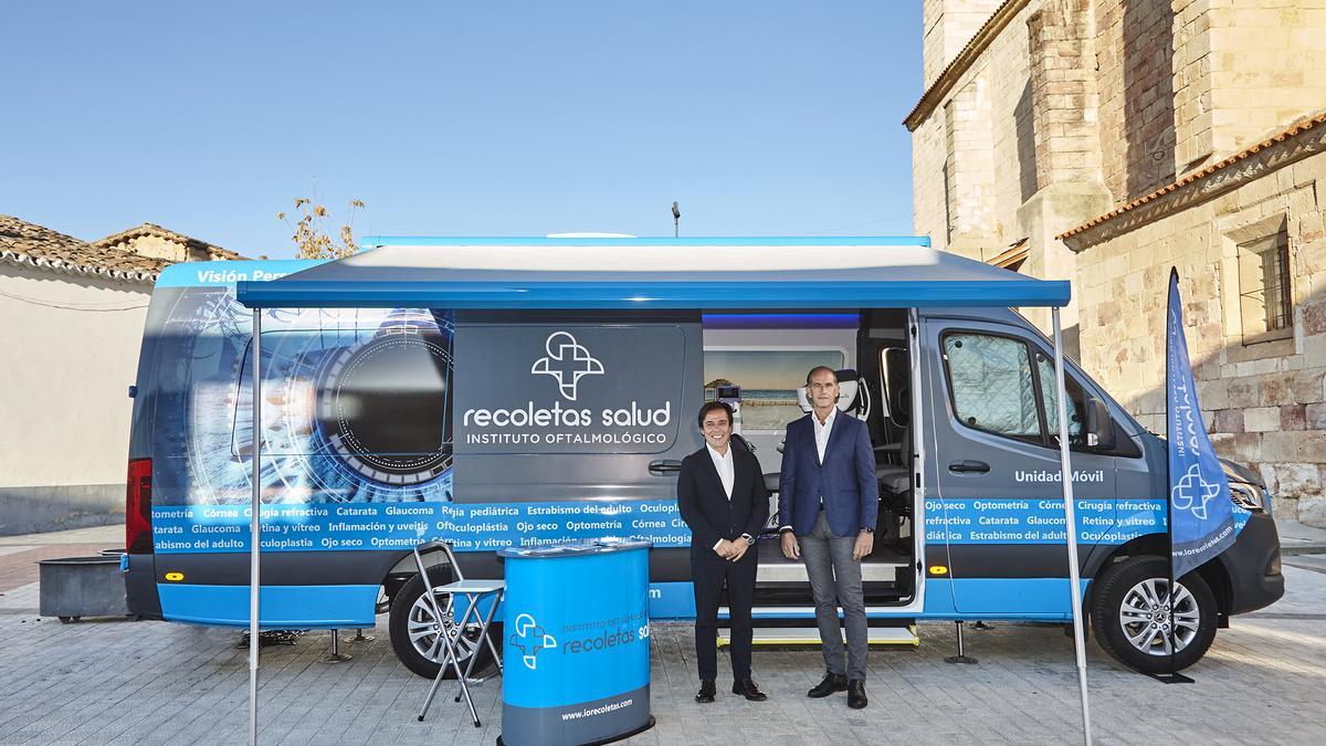 Unidad Móvil con el director de Recoletas Salud Zamora, Óscar Iglesias y el gerente del Instituto Oftalmológico Recoletas Salud, Javier Moralejo.