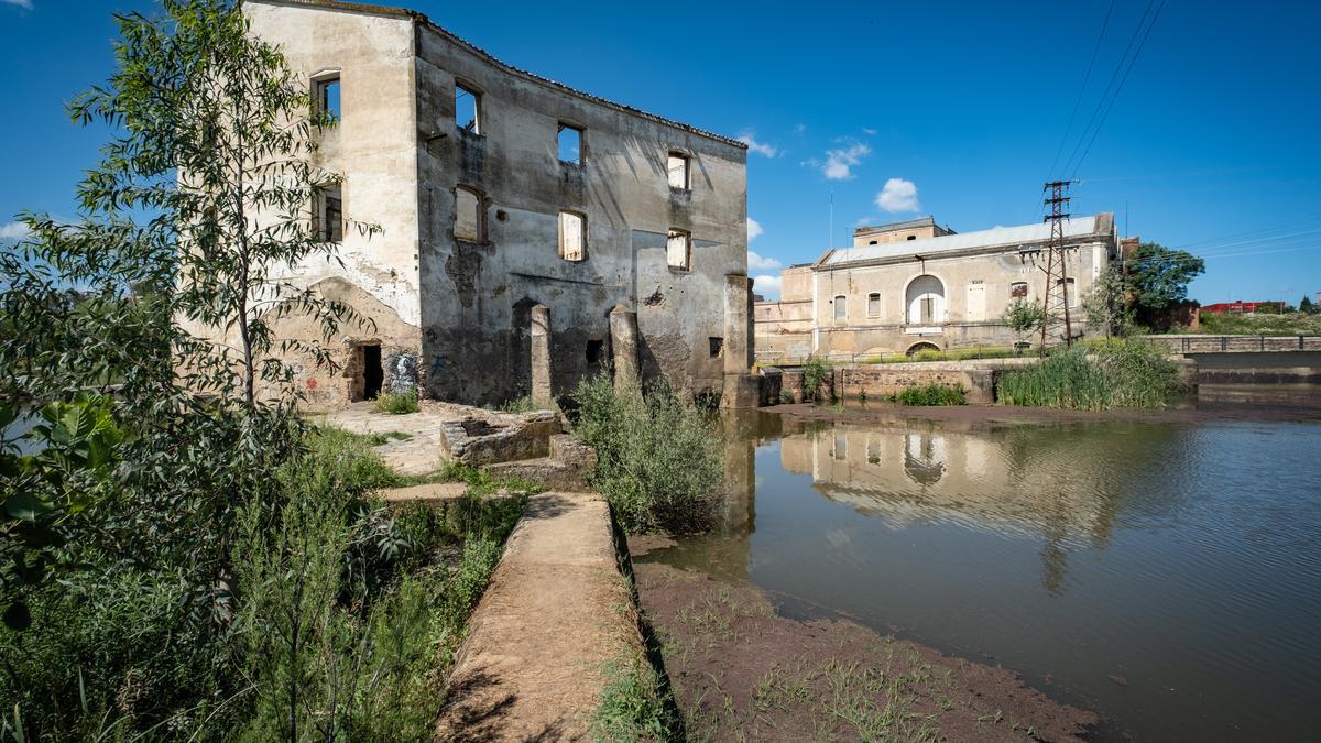 Molino de los Moscoso, en primer término, y la fábrica de la luz, junto al canal de los Ayala.