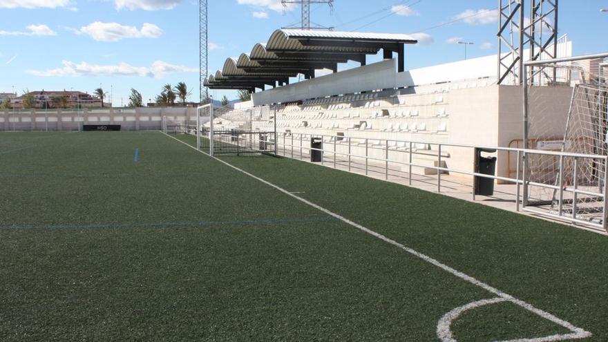 El Ayuntamiento ha contratado la sustitución del césped artificial en el campo de fútbol José Manuel Pesudo.