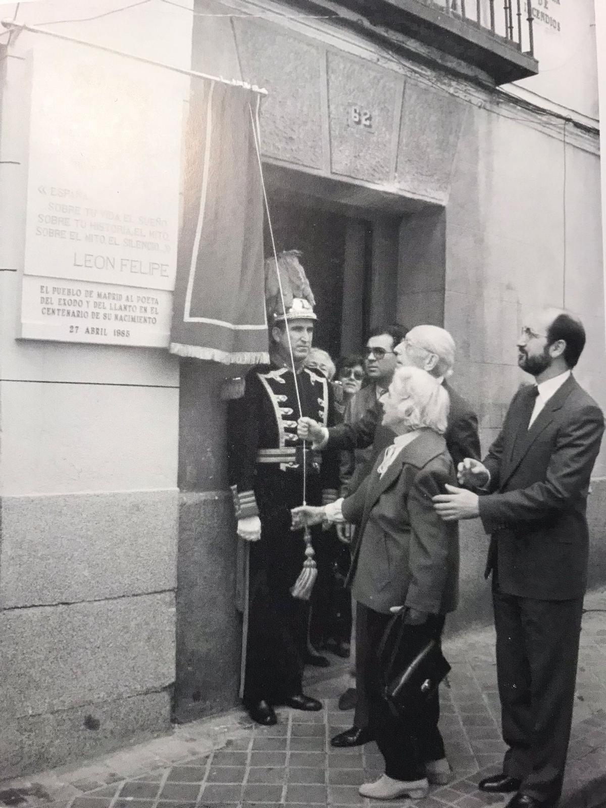 Inauguración de una placa en homenaje a León Felipe en la calle Huertas, 1985. Enrique Moral Sandoval (dcha.) acompaña en el acto a Enrique Tierno Galván y María Zambrano. Detrás, el concejal Ramón Herrero.