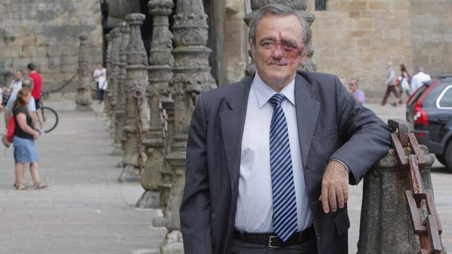 Mariano Barbacid, ayer en la plaza del Obradoiro de Santiago. xoán álvarez