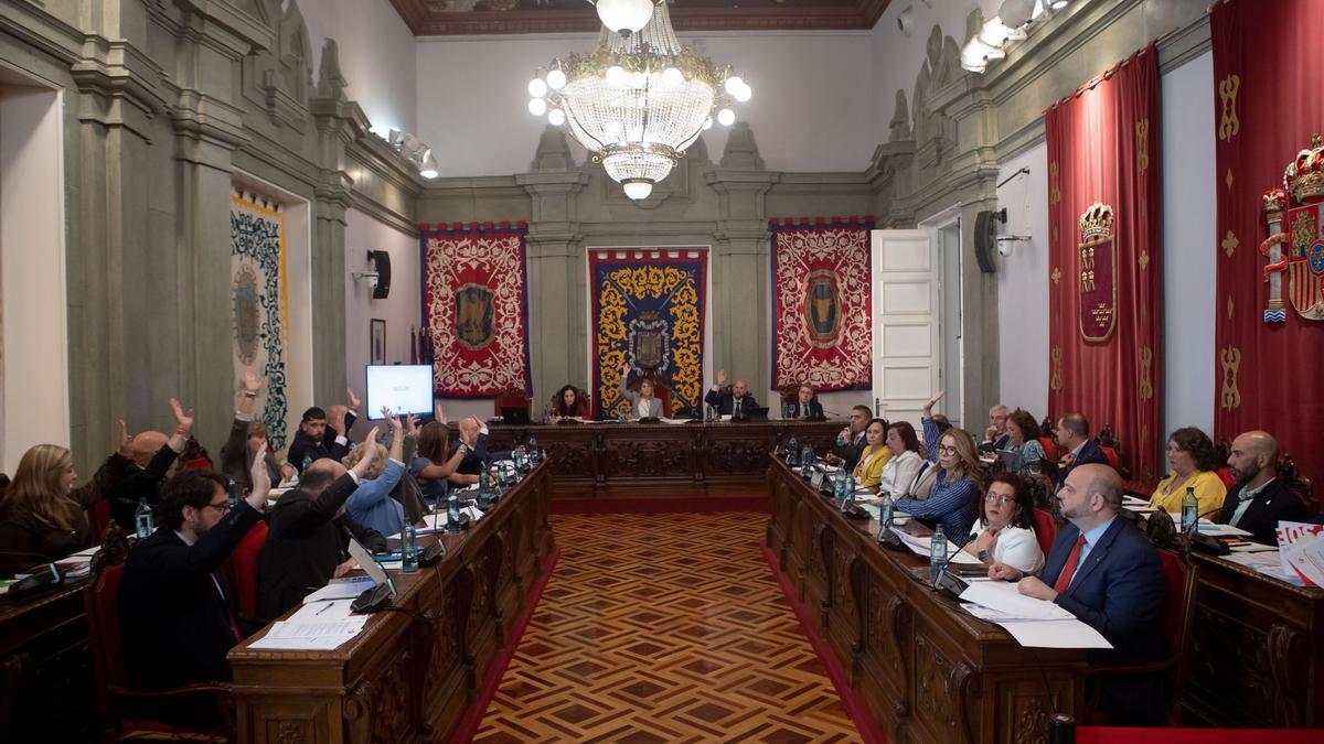 Votación en el pleno municipal de este jueves