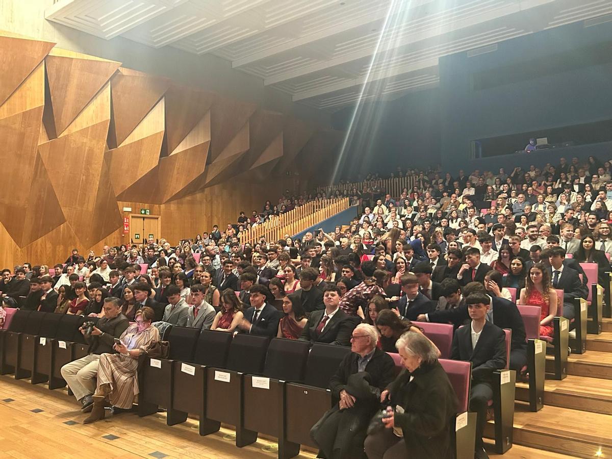 EN IMÁGENES: Graduación de Bachillerato y ciclos formativos del IES Juan de Villanueva de Pola de Siero