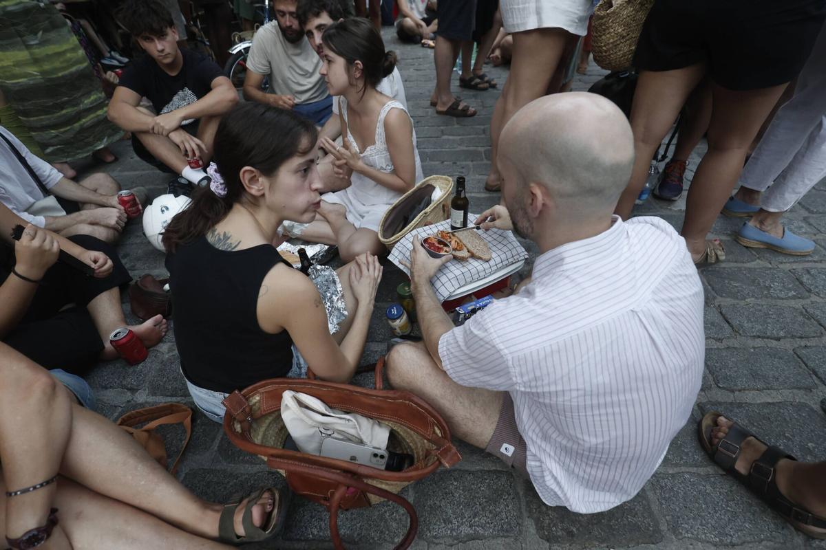 El Col·lectiu Brunzit llama a cenar de pie en la plaza de Cort para protestar por el veto de Cort a su Sopar a la Llesca