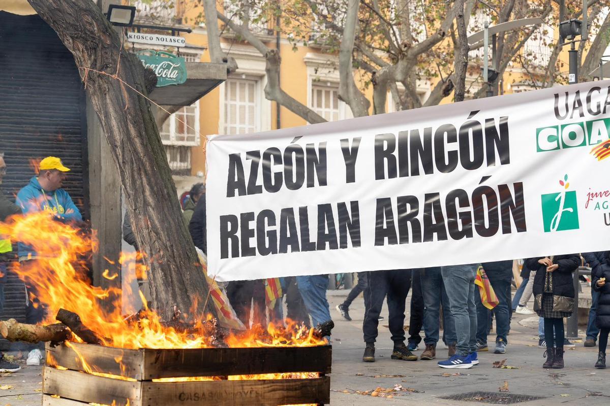 Tensión a las puertas de la consejería de Agricultura del Gobierno de Aragón.