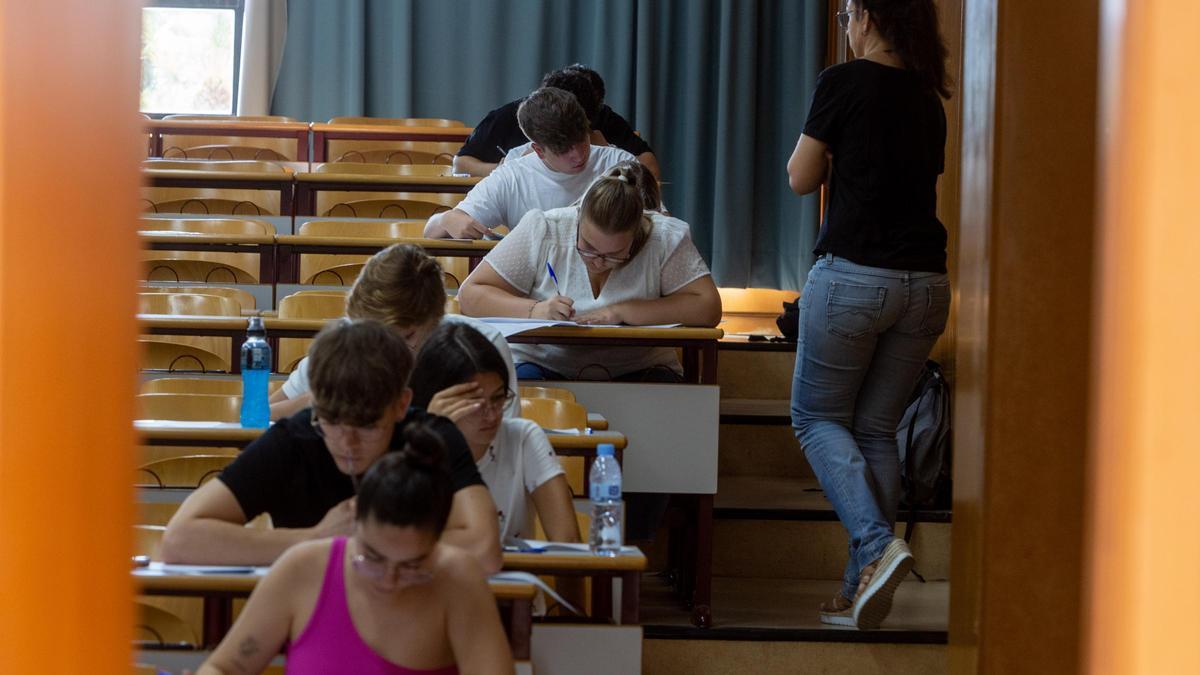Estudiantes durante los pasados exámenes de Selectividad, en la UA