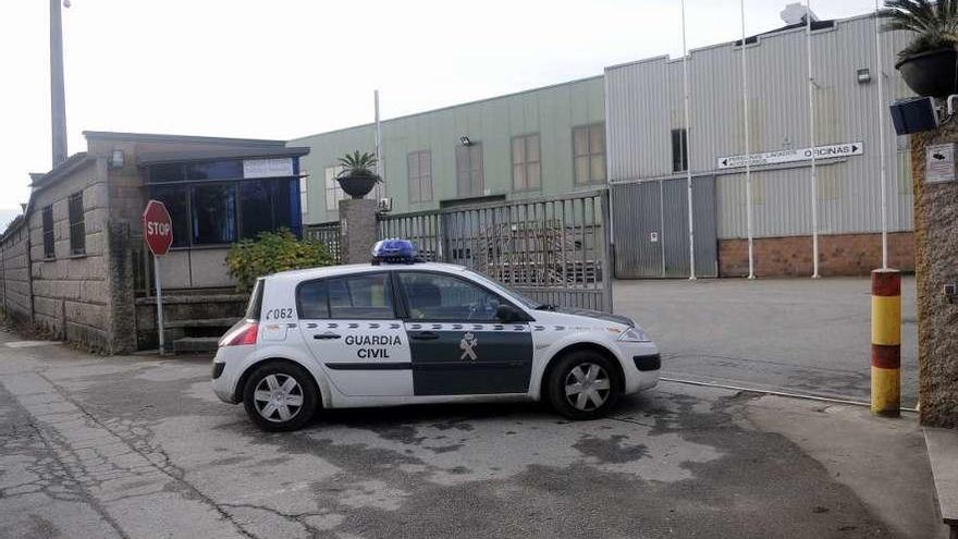 Un coche patrulla en la zona industrial de Campaña. // Noé Parga