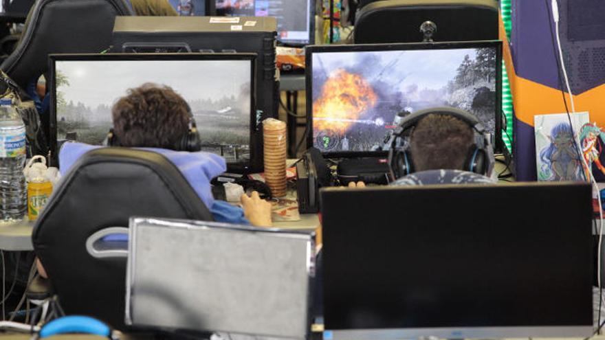 &#039;Gamers&#039; ante el videojuego &#039;Call of Duty&#039;.