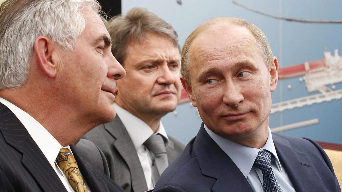 Aleksándr Tkachev (centro), junto a Vladímir Putin y Rex Tillerson, essecretario de Estado de EEUU, en una foto de 2012.